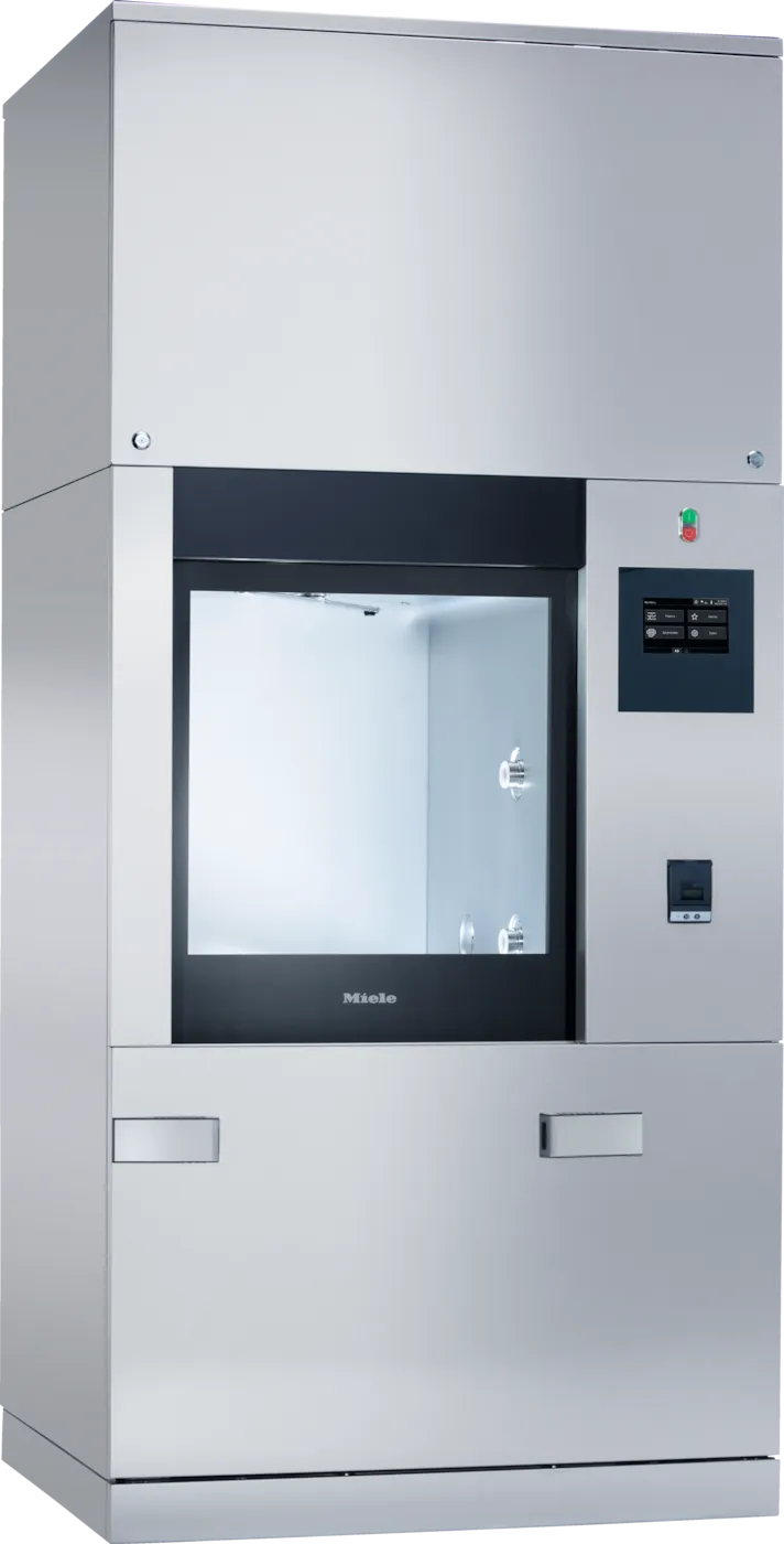 Miele PLW 8616 labbdiskmaskin i rostfritt stål sedd snett framifrån, med vertikal lyftlucka i glas, touchdisplay infälld i den svarta panelen ovanför luckan och påbyggnadsinklädning på toppen