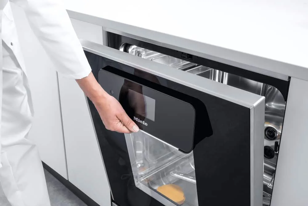 Miele PWD 8682 CD diskdesinfektor med glaslucka som lastas av vårdpersonal